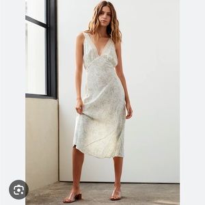 Aritzia le fou 100% silk lace dress. Perfect codontipn. Size XS